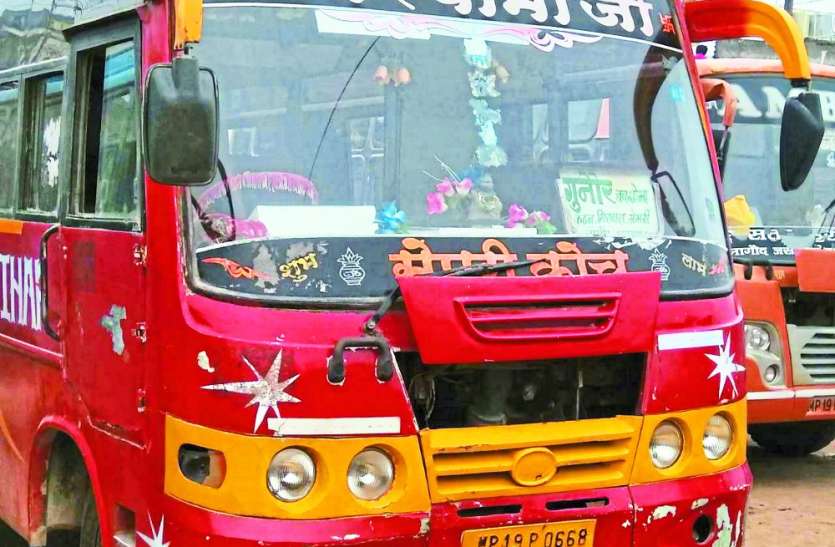 Satna bus stand big incident: Khalasi died after being hit by a bus दो बसों के बीच दबा नाबालिग खलासी, अस्पताल पहुंचने से पहले ही मौत