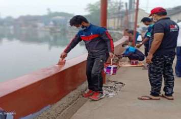 -Bus stand park rejuvenation, road pits also filled बस स्टैंड- पार्क को संवारने उतरे नौजवान, चंद घंटों में ही बदल दी तस्वीर
