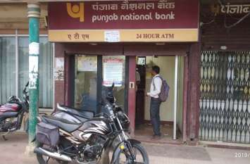 Cash crisis in festivals, every third ATM machine in the district goes त्यौहारो में कैश संकट, जिले में एटीएम की हर तीसरी मशीन खराब