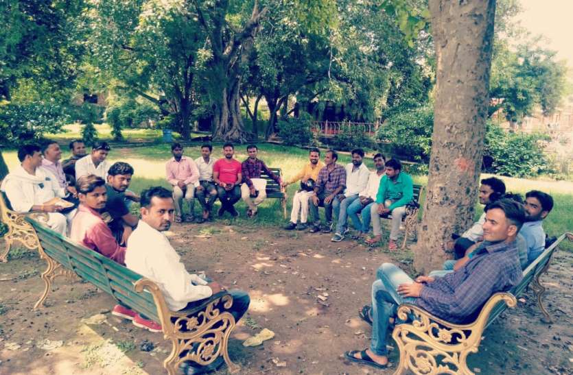 sheopur मानदेय न मिलने से नाराज अतिथि शिक्षक अद्र्वनग्न होकर मागेंगे भिक्षावृत्ति