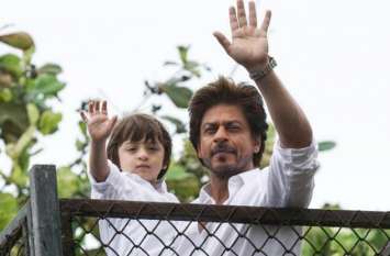 Juhi Chawla shared pic of abram Drinking water from a plastic bottle शाहरुख के बेटे 'अबराम' से इंप्रेस हुई ये एक्ट्रेस, सोशल मीडिया पर PIC शेयर करते हुए दिया रिएक्शन