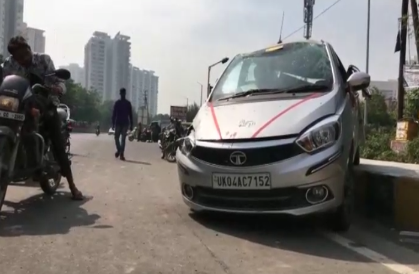 accident_3.jpg अनियंत्रित होकर डिवाइडर पर चढ़ी तेज रफ्तार कार से दो दोस्तों की हुई दर्दनाक मौत, एक की हालत गंभीर- देखें वीडियो