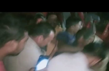 road accident noida in dlf mall VIDEO: हादसे के बाद स्टेरिंग में फंसा चालक, लोगों ने की मदद तो पुलिस ने किया यह काम