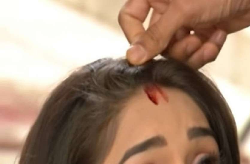 कोलकाता: युवक ने बीच सडक़ जबरन भर दी युवती की मांग कोलकाता: युवक ने बीच सडक़ जबरन भर दी युवती की मांग