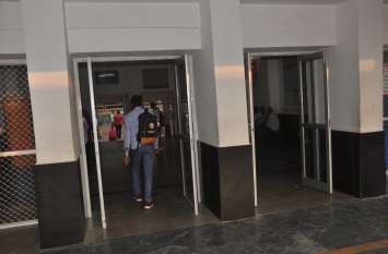 not scanner machine at station, questions being raised about security स्टेशन पर स्कैनर मशीन न तीसरी आंख, सुरक्षा को लेकर उठ रहे सवाल!