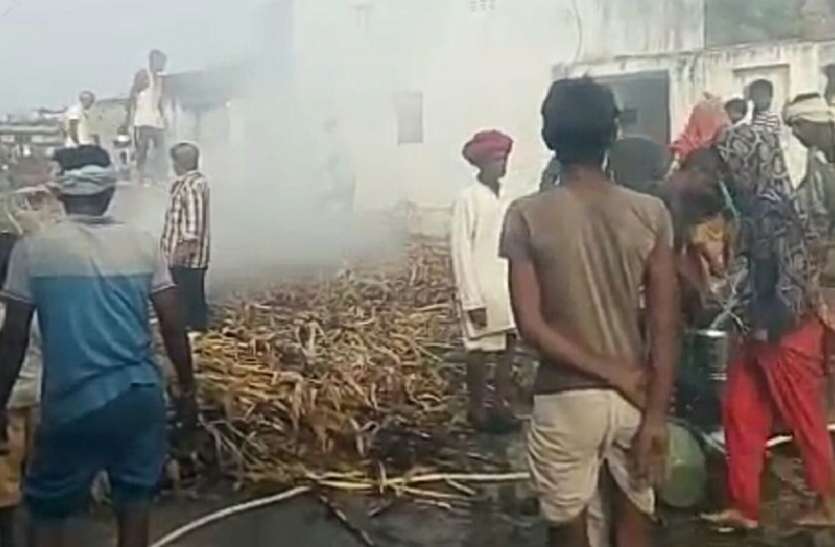 ट्रैक्टर-ट्रॉली बिजली केबल के छू जाने से मक्का की फसल जलकर राख ट्रैक्टर-ट्रॉली बिजली केबल के छू जाने से मक्का की फसल जलकर राख