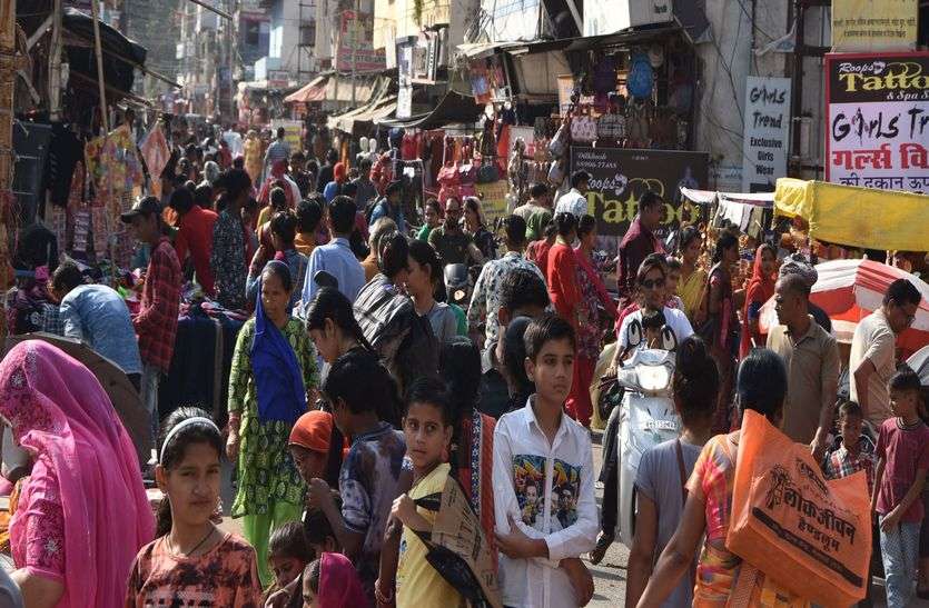 Buyers gathered in Azad Chowk market in bhilwara आजाद चौक बाजार में खरीदारों की उमड़ी भीड़