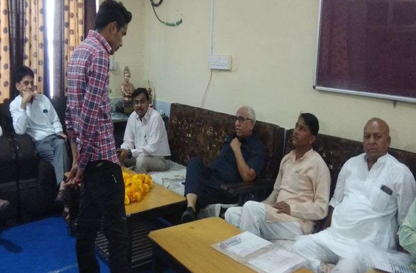 गांधीजी की आदमकद प्रतिमा लगाने पर सहमति गांधीजी की आदमकद प्रतिमा लगाने पर सहमति