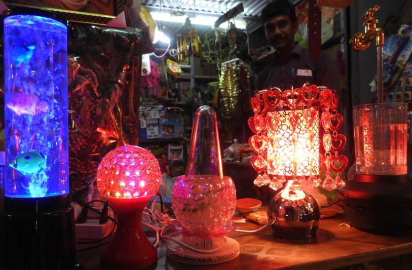 दीवाली का त्योहार, सजकर तैयार हुए बाजार दीवाली का त्योहार, सजकर तैयार हुए बाजार