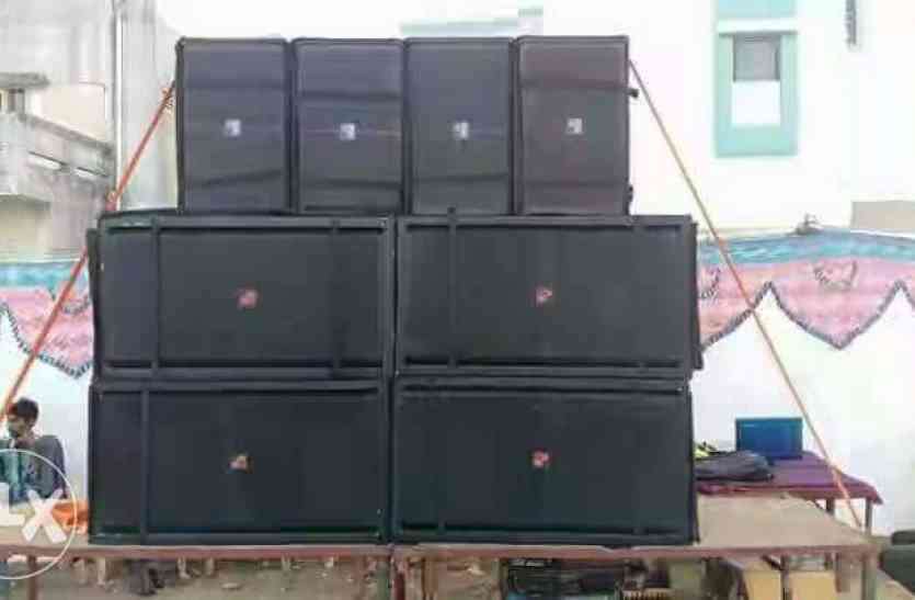 dj.jpg DJ ने कई लोगों को पहुंचा दिया अस्पताल, पुलिस भी हो रही परेशान, देखें वीडियो