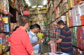 Deepawali pathakhe udaipur आसमान से बरसेंगी रंग- बिरंगी अशर्फियां, बच्चों के हाथों में होगी इकों फ्रेंडली फूलझडि़या