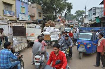 Auto rickshaws are overshadowing the city's traffic system शहर की यातायात व्यवस्था पर भारी पड़ रहे ऑटो रिक्शा
