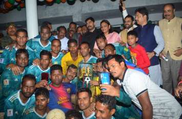 Football League: Surguja police won Surguja football league Video: फुटबॉल लीग पर सरगुजा पुलिस का कब्जा, अदानी एकेडमी को 2-1 से दी मात, सांसद रेणुका सिंह ने कही ये बातें