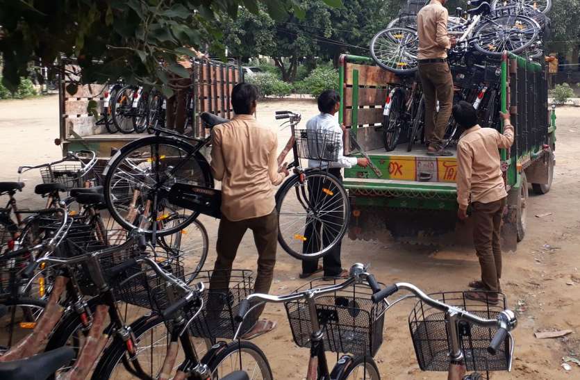 स्कूली बच्चे बने हेल्पर, जुगाड़ में रखवाई साइकिलें स्कूली बच्चे बने हेल्पर, जुगाड़ में रखवाई साइकिलें