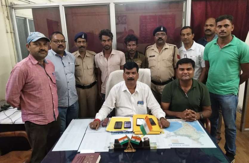 रेलवे स्टेशन में पकड़ाए दो शातिर, जीआरपी ने जब बैग खोलकर देखा तो होश उड़ गए ! रेलवे स्टेशन में पकड़ाए दो शातिर, जीआरपी ने जब बैग खोलकर देखा तो होश उड़ गए !