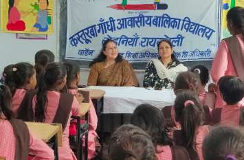 Two IAS officers of Yogi government gave this big education to the girls of Kasturba Gandhi Residential Girls School as a guru, all the officials kept ***** योगी सरकार के दो आईएएस अधिकारियों ने कस्तूरबा गांधी आवासीय बालिका स्कूल की छात्राओं को गुरु बनकर दी यह बड़ी शिक्षा, सभी अधिकारी देखते रहे गये