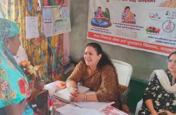 The Principal Secretary did a sudden inspection at the Anganwadi center, took information about the confirmation from the women of the village, not the department, the department could not give an answer. प्रमुख सचिव ने आंगनवाड़ी केंद्र में अचानक किया निरीक्षण, पुष्टाहार की जानकारी विभाग से नहीं गांव की महिलाओं से ली,विभाग नही दे पाया जवाब