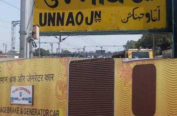 Delhi Lucknow High speed Tejas train दिल्ली से लखनऊ आ रही तेजस एक्सप्रेस दुर्घटनाग्रस्त होते-होते बची, टक्कर से बाइक के परखच्चे उड़े