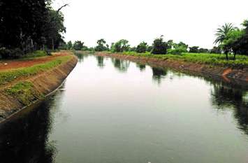 Farmers on the road demanding release of water from the reservoir जलाशय से पानी छोड़ने की मांग को लेकर सड़क पर उतरे किसान