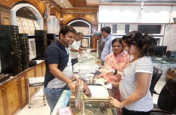 Gold and silver shine in market before Deepawali दीपावली से पहले बाजार में छा गई सोने-चांदी की चमक दमक
