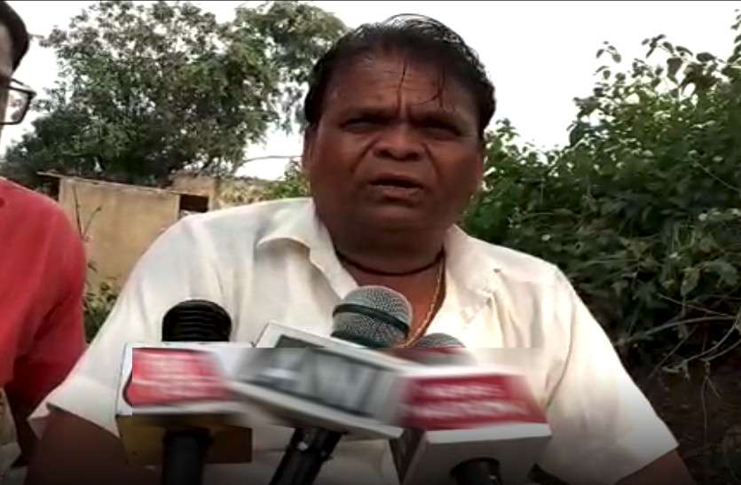 घाटोल विधायक फिर बोले- ‘कुर्ता-पायजामा पहन ले विकास अधिकारी’ घाटोल विधायक ने BDO को लेकर फिर दिया बड़ा बयान, बोले- वर्दी उतारकर...