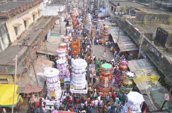 The chalice of the chalice came out in the traditional melody परम्परागत तरीके से मातमी धुन के बीच निकले चालिसवें के ताजिए