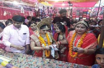 mata seeta purchage churi in historical churi mela सहेलियों संग मेले में चूड़ी खरीदने पहुंची माता सीता, जयकारों से गूंज उठा स्थल