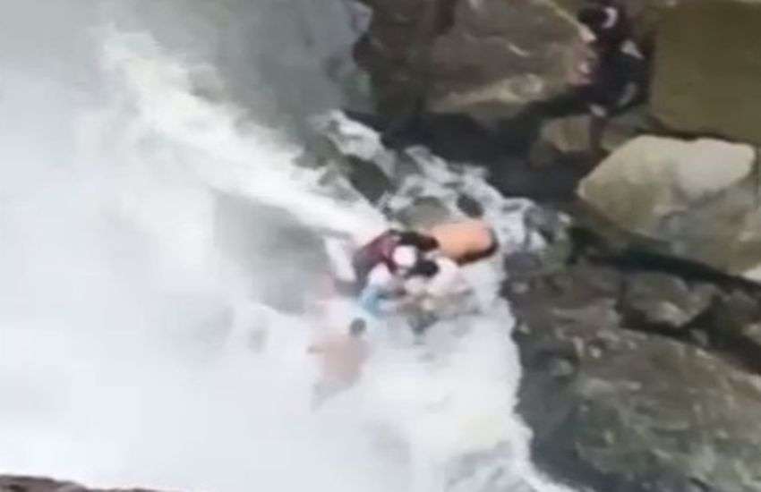 BREAKING : मेहंदी कुंड में ट्रैकिंग करने गए थे कर्नल, पैर फिसला, 90 फीट गहरे झरने में गिरने से मौत, देखें VIDEO