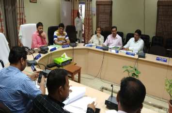 Lalitpur DM over to free plots that are illegaly acquired जिलाधिकारी ने एण्टी भूमाफिया की बैठक में जल्द सभी सरकारी जमीनों को कब्जा मुक्त कराने के दिये कड़े आदेश
