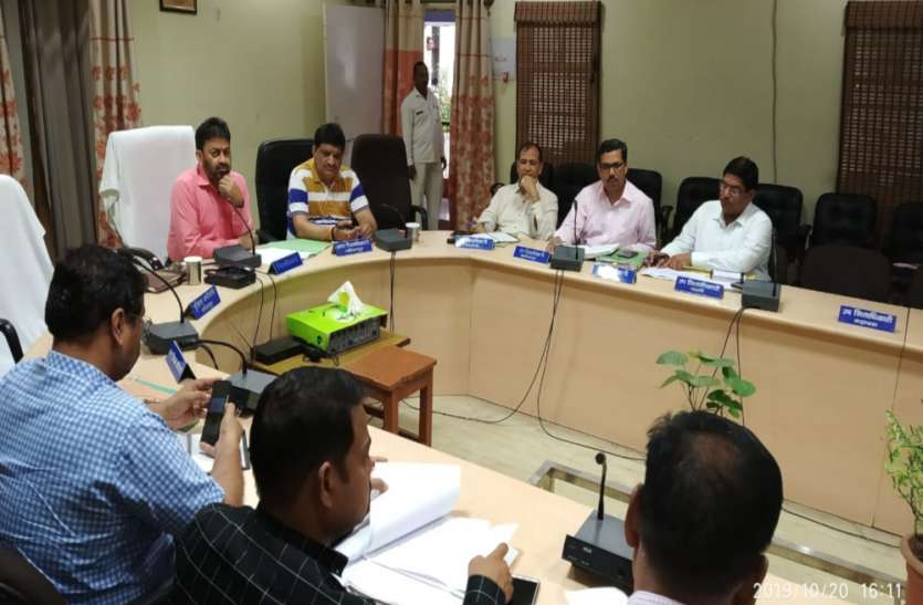 lalitpur DM जिलाधिकारी ने एण्टी भूमाफिया की बैठक में जल्द सभी सरकारी जमीनों को कब्जा मुक्त कराने के दिये कड़े आदेश