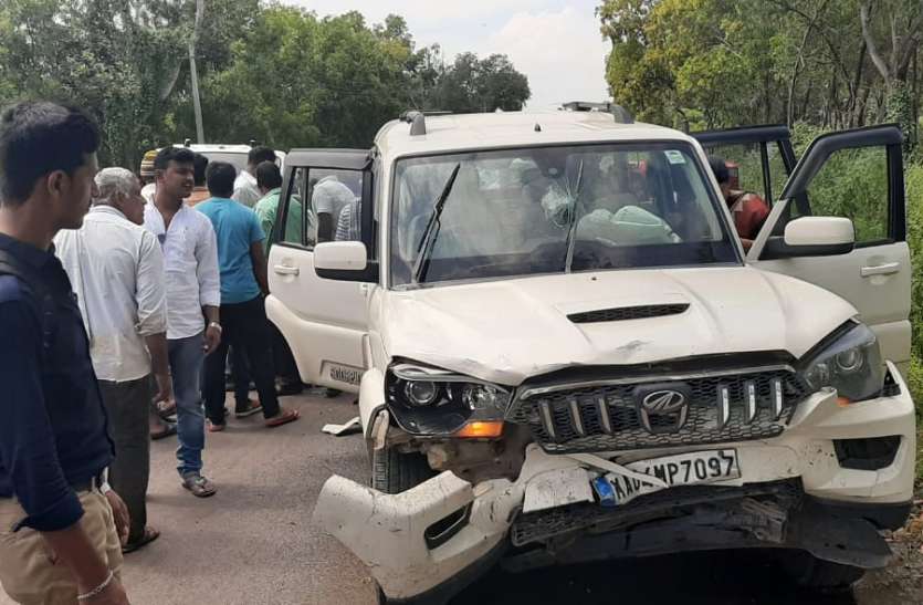 दो कारों की भिड़त में युवती की मौत, सात घायल दो कारों की भिड़त में युवती की मौत, सात घायल