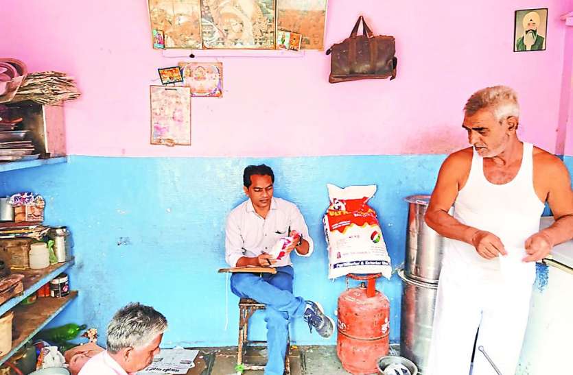 त्योहारों पर मिलावटखोर हावी, खाद्य विभाग सेंपल लेने तक ही सीमित, नमूनों की रिपोर्ट भी नहीं आई त्योहारों पर मिलावटखोर हावी, खाद्य विभाग सेंपल लेने तक ही सीमित, नमूनों की रिपोर्ट भी नहीं आई