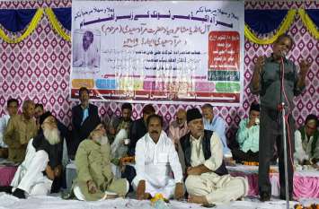 Mushaira organized in memory of Murad Saeedi मुराद सईदी की याद में आयोजित मुशायरे में देर रात तक डटे रहे श्रोता