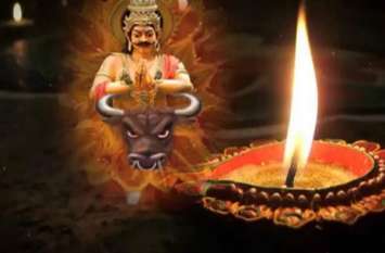Narak Chaturdashi history: why we do yamraj puja on roop chaturdashi नरक चतुर्दशी के दिन क्यों की जाती है घर के बाहर दीया जलाकर यमराज की पूजा? जानें कारण