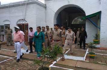 Female Nodal Officer jail inspection महिला नोडल अधिकारी जेल में निरीक्षण कर जाना कैदियों का हाल, खुद खाया कैदियों को दिया जाने वाला खाना