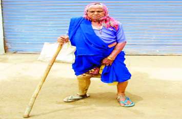 old woman has not received pension for 6 months बुजुर्ग दिव्यांग महिला को 6 महीने से नहीं मिली पेंशन, भीख मांगकर जीवन यापन करने हो रही मजबूर