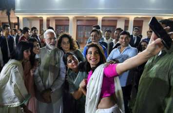 PM Modi interacted with entertainment world on anniversary of Gandhi शाहरुख से लेकर आमिर तक, PM मोदी संग सेल्फी लेने के लिए बॉलीवुड सितारों में मची होड़, देखें तस्वीरें
