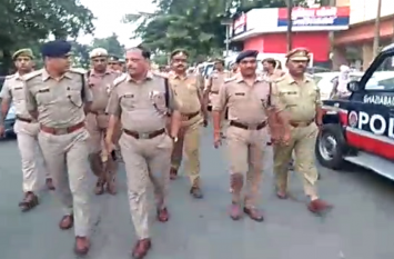 police flag march in ghaziabad after terror threats आतंकी खतरे का अलर्ट जारी होने के बाद यूपी के इस शहर में दिखा ऐसा नजारा