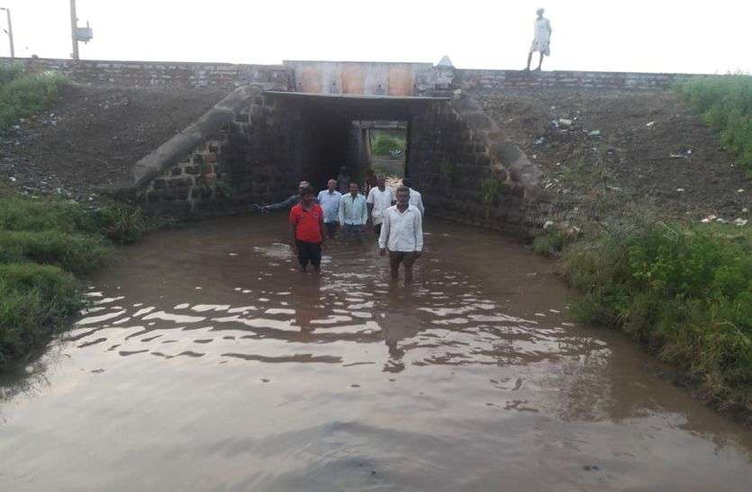 ratlam railway news VIDEO रेलवे ने पांच गांव के ग्रामीणों के आने जाने का रास्ता किया बंद