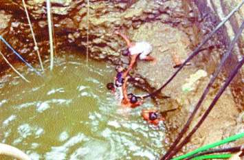 Heartbreaking incident in madhya pradesh कुएं में गिरे बच्चे की मौत, तंत्र साधना से करते रहे जिंदा करने का प्रयास: with Video