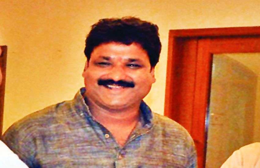 भाजपा नेता राजकुमार शर्मा पहले कर रहा था पुलिस पर दादागिरी, अब मुंह छिपाकर भागा