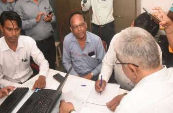 Bribery accountant caught by Lokayukta लोकायुक्त की गिरफ्त में आया रिश्वतखोर लेखापाल