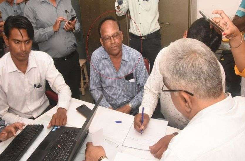 patrika VIDEO छुट्टी के दिन लेखापाल ने ऑफिस आकर ले ली रिश्वत