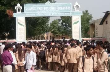 school par jada taala मनचलों ने कर दी सभी हदें पार: बेटियों से हो रही छेड़छाड़ से खफा अभिभावकों ने स्कूल पर जड़ा ताला
