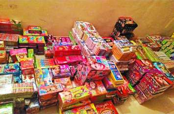 Firecrackers were filled in the room, 3-year-old license was found कमरे में भरे थे पटाखे, व्यापारी के पास 3 साल पुराना मिला लायसेंस