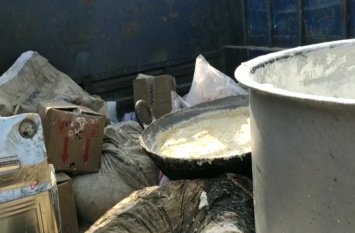 police raid and catch synthetic khoya in shamli मिठाई बनाने के लिए यहां तैयार किया जा रहा था ऐसा खोया, पुलिस के छापे में बरामद हुई यह सामग्री