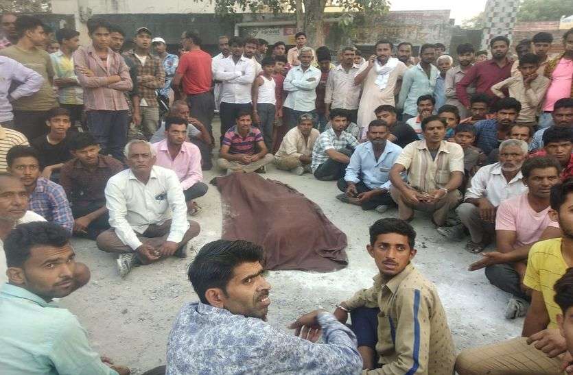 old-man-dies-due-to-the-grip-of-the-trailer-the-body-was-kept-on-the छह घंटे तक शव को सडक़ पर रखा,प्रशासन के छूटे पसीने,मुआवजे के आश्वासन पर खत्म किया धरना