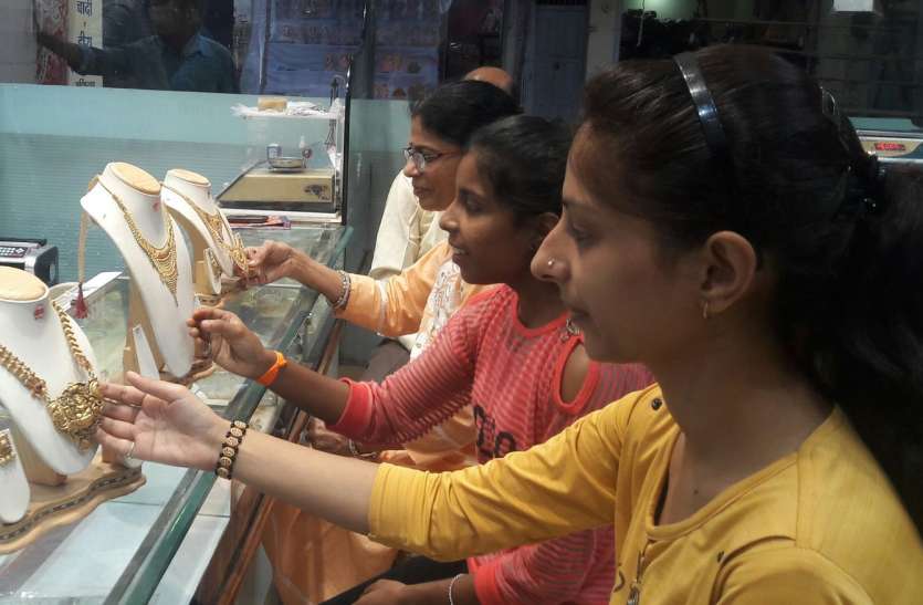 Markets are ready for Pushya Nakshatra and Dhanteras चमक-दमक से चकाचौंध हुआ सराफा बाजार