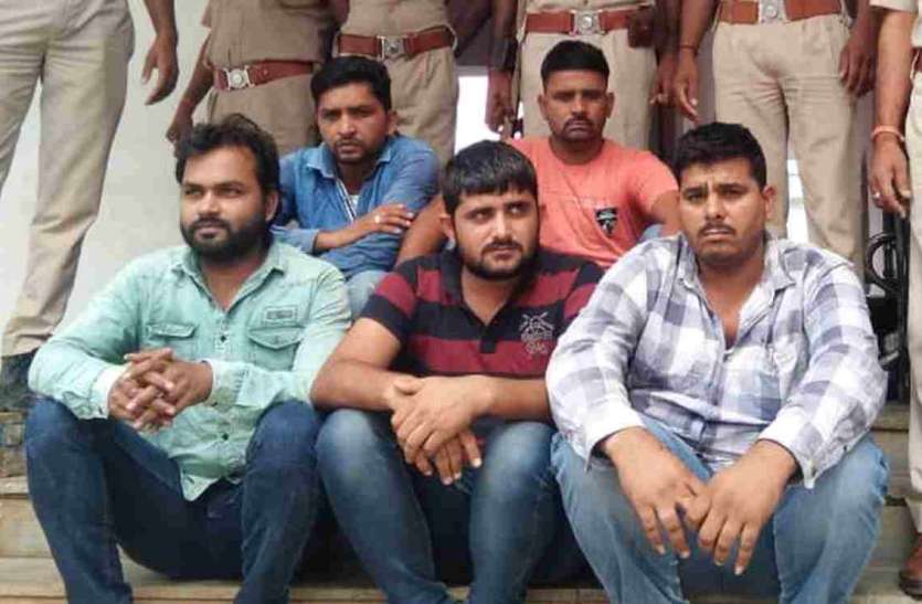 एमपी बॉर्डर पर लग्जरी कार से तीन लाख रुपए बरामद, कार में सवार पांच संदिग्ध गिरफ्तार एमपी बॉर्डर पर लग्जरी कार से तीन लाख रुपए बरामद, कार में सवार पांच संदिग्ध गिरफ्तार