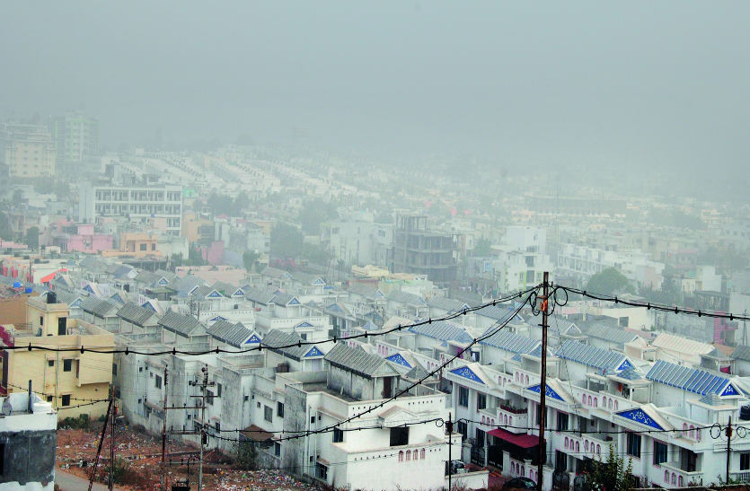 72 घंटे में 5.6 डिग्री गिरा पारा, धुंध और बादलों की मौजूदगी में बूंदाबांदी में सर्द हवाओं ने दिखाया असर 72 घंटे में 5.6 डिग्री गिरा पारा, धुंध और बादलों की मौजूदगी में बूंदाबांदी में सर्द हवाओं ने दिखाया असर